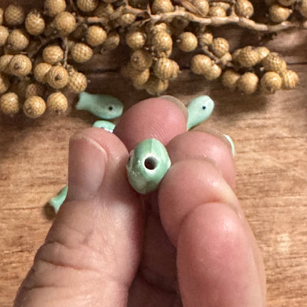 1 x Hellgrün Fisch Perle aus Keramik | 19 x 10 mm | Für Mikromakramee, Schmuck & DIY‘s