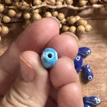 1 x Hellblau & Dunkelblau Fisch Perle aus Keramik | 19 x 10 mm | Für Mikromakramee, Schmuck & DIY‘s