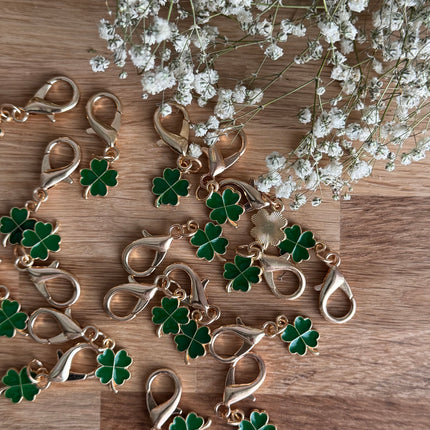 1 x Lucky Charm Four-Leaf Clover Pendant with Carabiner Hook – Green &amp; Gold