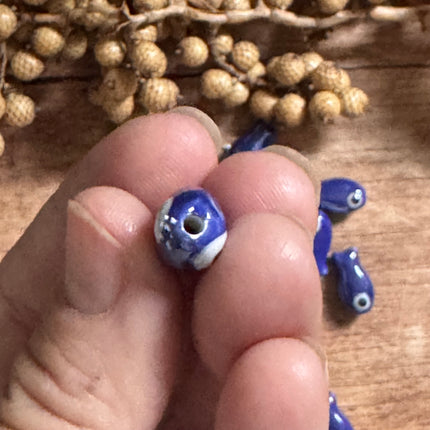 1 x Hellblau & Dunkelblau Fisch Perle aus Keramik | 19 x 10 mm | Für Mikromakramee, Schmuck & DIY‘s