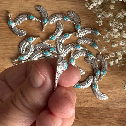 1 x Federanhänger | in Antikem Silber mit Türkis | 30 x 8 mm | Für Mikromakramee, Schmuck & DIY‘s