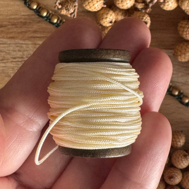 1 x 10 m Cremeweiß (058) | Ungewachstes Polyestergarn 1 mm für Mikro Makramee | Schmuckherstellung DIY