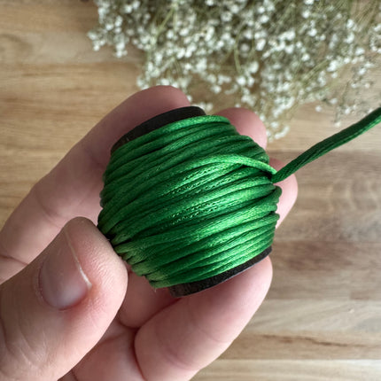 1 x Smaragdgrün Schmuck Kordel in Seidenoptik  | ø 1,2 mm x 10 m | Für Mikromakramee, Schmuck & DIY‘s