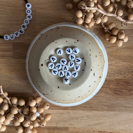 1 x Weiß Schwarz A-Z Buchstabenperlen Acryl  für personalisierte DIY- und Makramee-Projekte