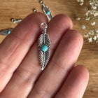 1 x Federanhänger | in Antikem Silber mit Türkis | 26 x 8 mm | Für Mikromakramee, Schmuck & DIY‘s