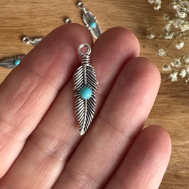 1 x Federanhänger | in Antikem Silber mit Türkis | 26 x 8 mm | Für Mikromakramee, Schmuck & DIY‘s