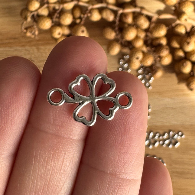 1 x vierblättriger Kleeblatt-Verbinder | in Silber | Für Mikromakramee, Schmuck & DIY‘s