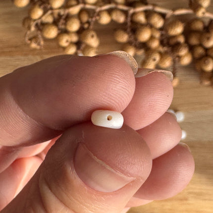 5 x Perlmutt-Perlen rund weiß – DIY Schmuck & Mikro-Makramee | 6 mm (Bohrung 0,7 mm)