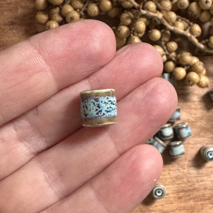 2 x braun blaue Keramik Rohrperlen handgefertigt | Für Mikromakramee, Schmuck & DIY‘s