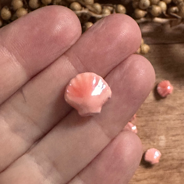 1 x Rosa Handgefertigte Muschelperle aus Keramik | Für Mikromakramee, Schmuck & DIY‘s