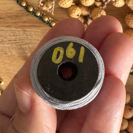 1 x 10 m Silber (061) | Ungewachstes Polyestergarn 1 mm für Mikro Makramee | Schmuckherstellung DIY