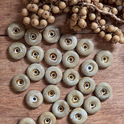 1 x Flache Perle Donut aus Keramik | Hellbraun | Für Mikromakramee, Schmuck & DIY‘s