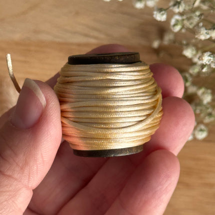 1 x Perlmutt Elfenbein Schmuck Kordel in Seidenoptik  | ø 1,2 mm x 10 m | Für Mikromakramee, Schmuck & DIY‘s