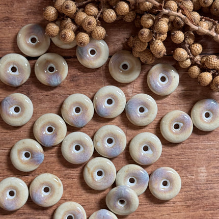 1 x Flache Perle Donut aus Keramik | Beige | Für Mikromakramee, Schmuck & DIY‘s