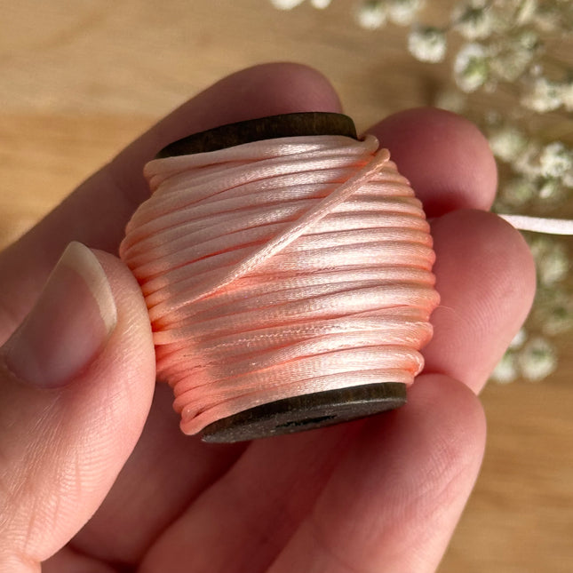 1 x Zartes Rosa (Lachs) Schmuck Kordel in Seidenoptik  | ø 1,2 mm x 10 m | Für Mikromakramee, Schmuck & DIY‘s