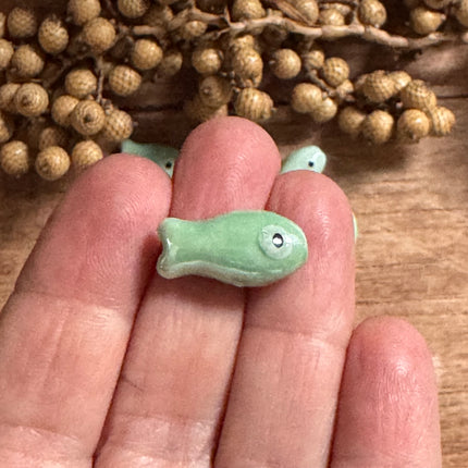 1 x Hellgrün Fisch Perle aus Keramik | 19 x 10 mm | Für Mikromakramee, Schmuck & DIY‘s