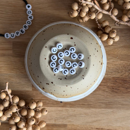 1 x Weiß Schwarz A-Z Buchstabenperlen Acryl  für personalisierte DIY- und Makramee-Projekte