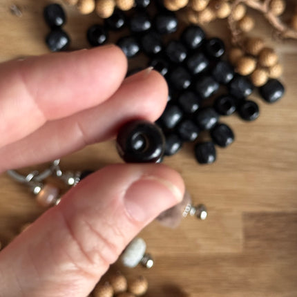 1 x Schwarz-Graue Harz Fassperle mit großem Loch für DIY Schlüssel- und Taschenanhänger