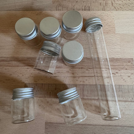 8 Gläschen mit Schraubverschluss für Perlen