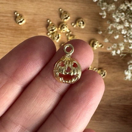 1 x Kürbisanhänger | in Gold | 15 x 11  mm | Für Mikromakramee, Schmuck & DIY‘s