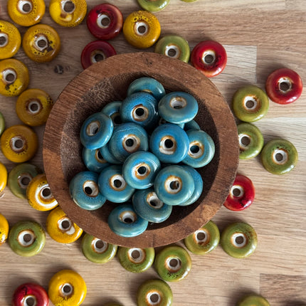 1 x Flache Perle Donut aus Keramik | in Türkis | Für Mikromakramee, Schmuck & DIY‘s