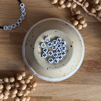 1 x Weiß Schwarz A-Z Buchstabenperlen Acryl  für personalisierte DIY- und Makramee-Projekte