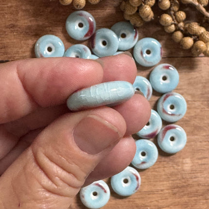 1 x Flache Perle Donut aus Keramik | Hellblau | Für Mikromakramee, Schmuck & DIY‘s