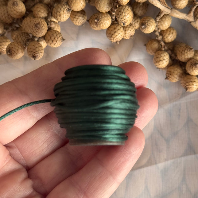 1 x Tannengrün Schmuck Kordel in Seidenoptik  | ø 1,2 mm x 10 m | Für Mikromakramee, Schmuck & DIY‘s