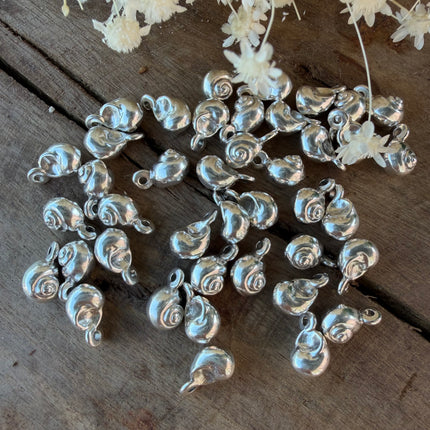 1 x Schneckenmuschel-Anhänger Silberfarben – Maritime Schmuckanhänger für Makramee & DIY-Schmuck