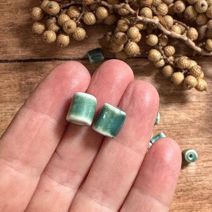 2 x türkise Keramik Rohrperlen handgefertigt | Für Mikromakramee, Schmuck & DIY‘s