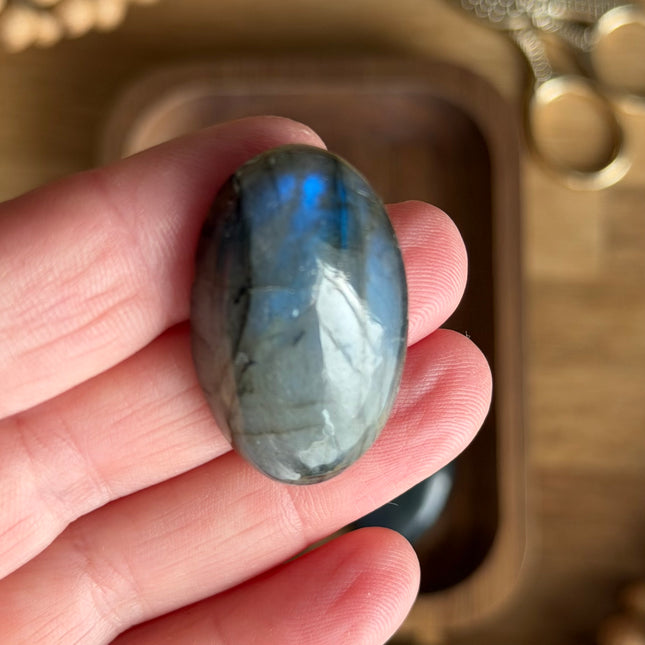 1 x Grau-blauer Labradorit Cabochon -  circa 3,5 x 2 cm |  Makramee, Mikromakramee & DIY Schmuck