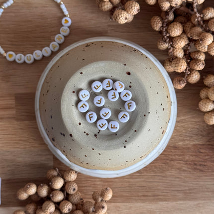 Weiß Gold Acryl Buchstabenperlen für personalisierte DIY- und Makramee-Projekte