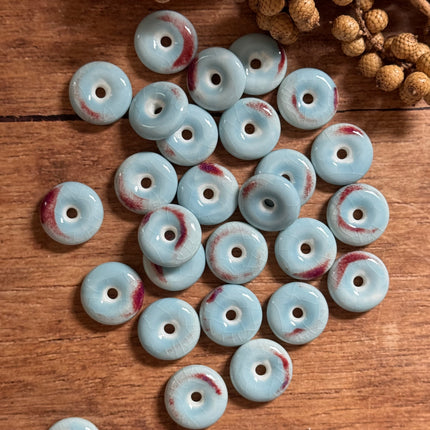 1 x Flache Perle Donut aus Keramik | Hellblau | Für Mikromakramee, Schmuck & DIY‘s
