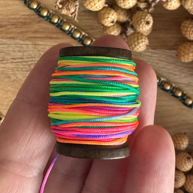 1 x 10 m Regenbogen (039) | Ungewachstes Polyestergarn 1 mm für Mikro Makramee | Schmuckherstellung DIY