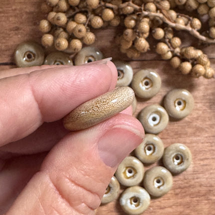 1 x Flache Perle Donut aus Keramik | Hellbraun | Für Mikromakramee, Schmuck & DIY‘s