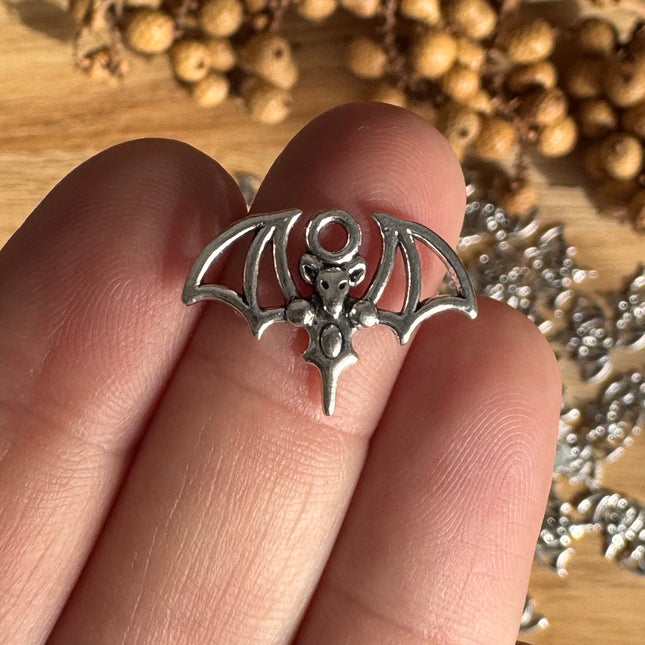 Fledermaus Anhänger Silber – DIY Schmuck & Halloween Zubehör