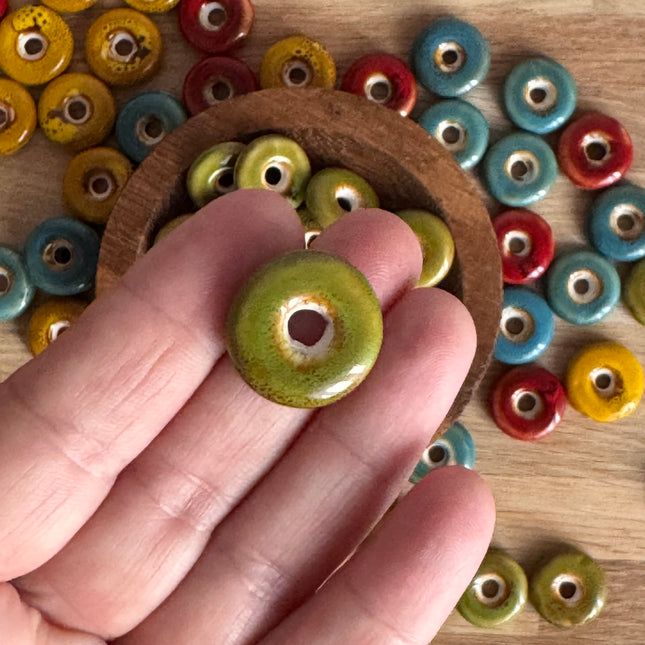 1 x Flache Perle Donut aus Keramik | in Grün | Für Mikromakramee, Schmuck & DIY‘s