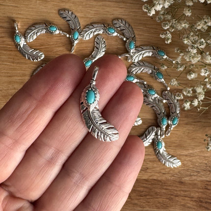 1 x Federanhänger | in Antikem Silber mit Türkis | 30 x 8 mm | Für Mikromakramee, Schmuck & DIY‘s