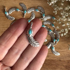 1 x Federanhänger | in Antikem Silber mit Türkis | 30 x 8 mm | Für Mikromakramee, Schmuck & DIY‘s