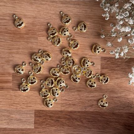 1 x Kürbisanhänger | in Gold | 15 x 11  mm | Für Mikromakramee, Schmuck & DIY‘s