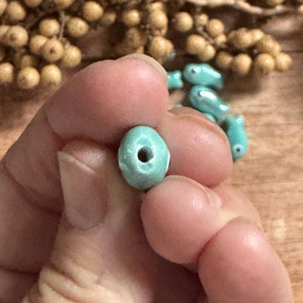 1 x Türkis Fisch Perle aus Keramik | 19 x 10 mm | Für Mikromakramee, Schmuck & DIY‘s