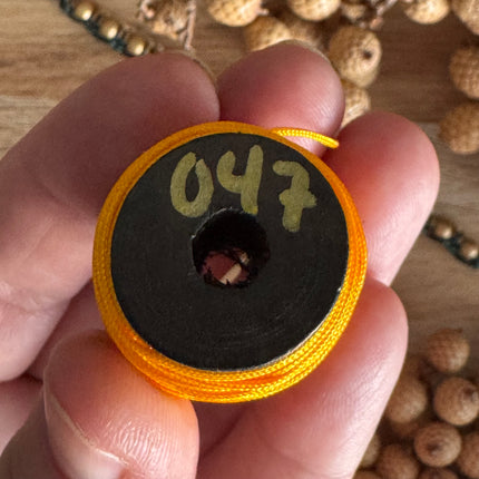 1 x 10 m Sonnengelb (047) | Ungewachstes Polyestergarn 1 mm für Mikro Makramee | Schmuckherstellung DIY