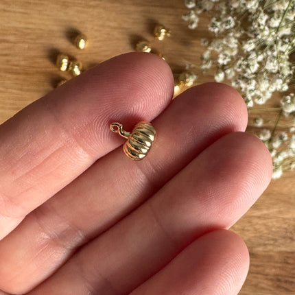 1 x Kürbis Anhänger 14K vergoldet (nickelfrei) - 8 x 8 mm Mikro Makramee Schmuck