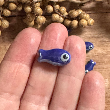 1 x Hellblau & Dunkelblau Fisch Perle aus Keramik | 19 x 10 mm | Für Mikromakramee, Schmuck & DIY‘s