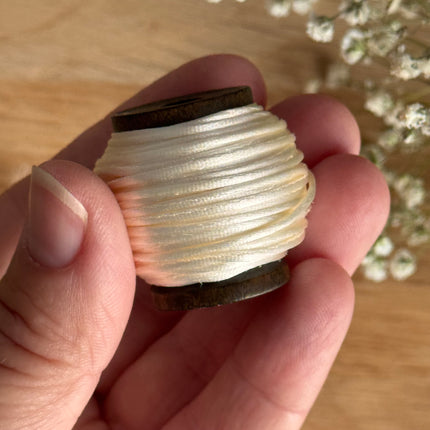 1 x Perlmutt Weiß Schmuck Kordel in Seidenoptik  | ø 1,2 mm x 10 m | Für Mikromakramee, Schmuck & DIY‘s