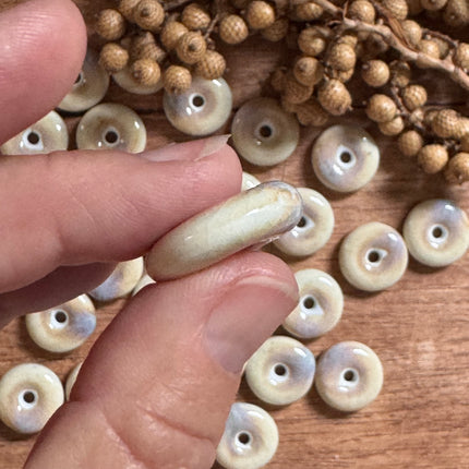 1 x Flache Perle Donut aus Keramik | Beige | Für Mikromakramee, Schmuck & DIY‘s