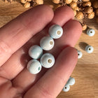 5 x runde Perlen aus Keramik | in Eisblau | Für Mikromakramee, Schmuck & DIY‘s