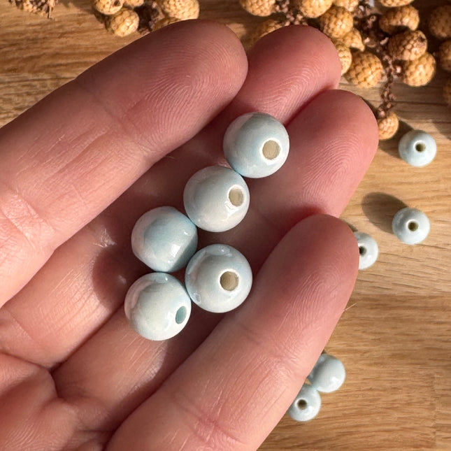 5 x runde Perlen aus Keramik | in Eisblau | Für Mikromakramee, Schmuck & DIY‘s
