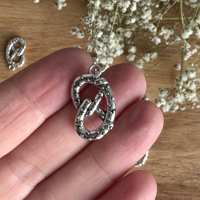 1 x Brezel-Anhänger | Silber | 20 x 13 mm | Für Mikromakramee, Schmuck & DIY‘s