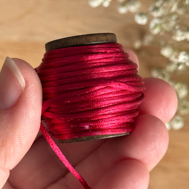 1 x Dunkelrote Schmuck Kordel in Seidenoptik  | ø 1,2 mm x 10 m | Für Mikromakramee, Schmuck & DIY‘s